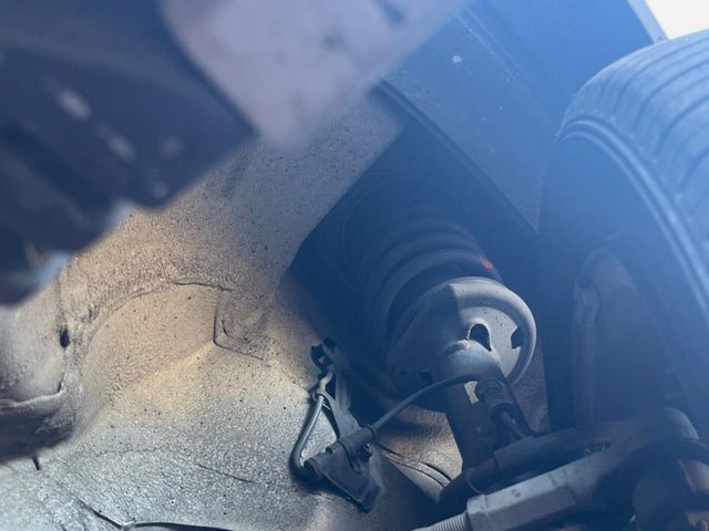 お車を安心してお乗りいただく為には、足回りの定期点検が欠かせません。サービスサポート（有償保証）では無料点検もご提供しており、安心のカーライフをお過ごしいただけるサポート体制が整っています。