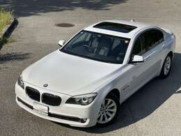 エクステリアは、BMWでおなじみの4灯式ヘッドランプやL字型テールランプを備えつつ、キドニーグリルを大型化するなどして押し出し感を演出。