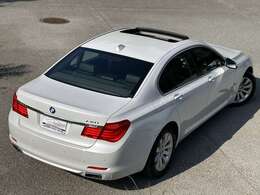 軽量なアルミ材を比較的ストレスの少ないルーフ、ドア、そしてフェンダーやボンネットに使用する。ここですでに30kg以上の軽量化に成功している。