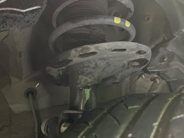 お車を安心してお乗りいただく為には、足回りの定期点検が欠かせません。サービスサポート（有償保証）では無料点検もご提供しており、安心のカーライフをお過ごしいただけるサポート体制が整っています。