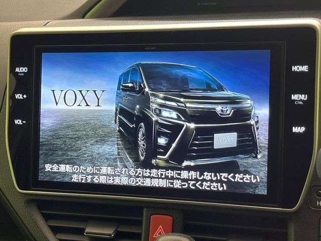 【純正ナビ】人気の純正ナビを装備しております。ナビの使いやすさはもちろん、オーディオ機能も充実！キャンプや旅行はもちろん、通勤や買い物など普段のドライブも楽しくなるはず♪