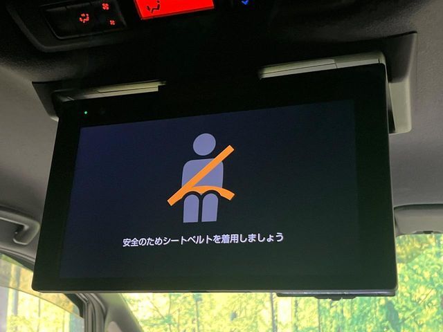 【フリップダウンモニター】大画面モニターで後席でもエンタメをお楽しみいただけます。小さなお子様にも大人気の装備です♪