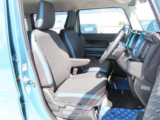 【フロントシート】インパネにシフトが付いているので足元広々！運転席から助手席の移動も楽々♪どちらからでも乗り降り出来るので、狭い場所の乗り降りも楽ちんですよ♪