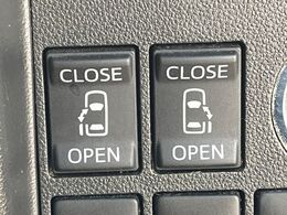 【両側パワースライドドア】スマートキーや運転席のスイッチで後席両側スライドドアの開閉が可能♪電動だから力を入れてドアを開ける必要が無く、小さなお子様でも簡単に開け閉めでき快適です♪