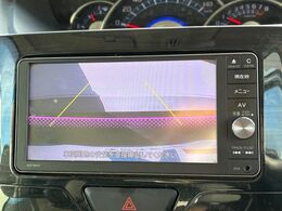 【バックカメラ】駐車時に後方がリアルタイム映像で確認できます。大型商業施設や立体駐車場での駐車時や、夜間のバック時に大活躍！運転スキルに関わらず、今や必須となった装備のひとつです！