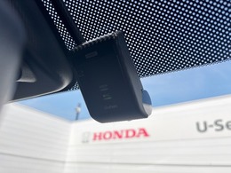 純正ドライブレコーダー装備です！もしもの事故の際の記録はもちろん、旅行の際の思い出としてドライブの映像を楽しむことが出来ます。