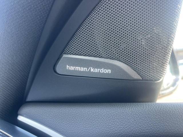 ●harman/kardonサウンドシステム：オーディオ専門メーカーが手掛けるプレミアムスピーカーを装備。多数のスピーカーから、音の粒立ちまで分かる高品質な音楽をお楽しみいただけます。