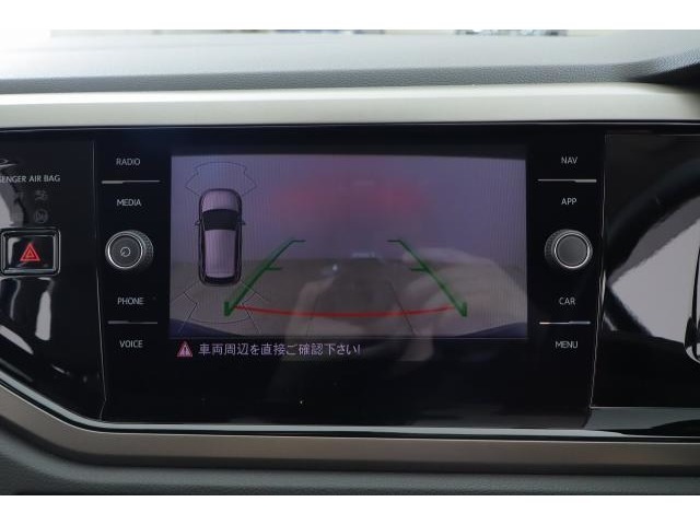 リヤビューカメラ：車両後方をモニターに映しだし、画面にはガイドラインが表示され車庫入れや縦列駐車を容易にします！