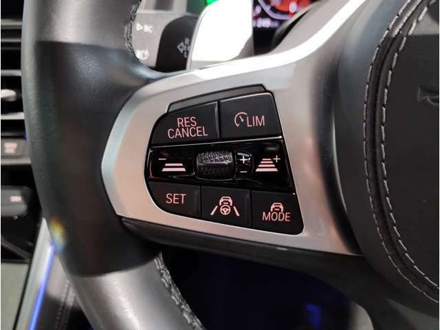 【ドライバーコックピット】人間工学に基づきドライバー中心にすべての操作パネルを設計。ドライバーが直感的に操作できる様にドライバー側にわずかに傾斜。常に運転に最適な姿勢/視線を保つ事が出来ます！