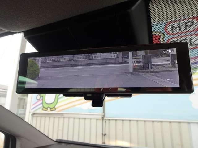 スマートルームミラー画像になります。リアシートに人が乗ってる時やトランクに荷物がたくさん積んでルームミラーが使えないときに便利なオプションです！