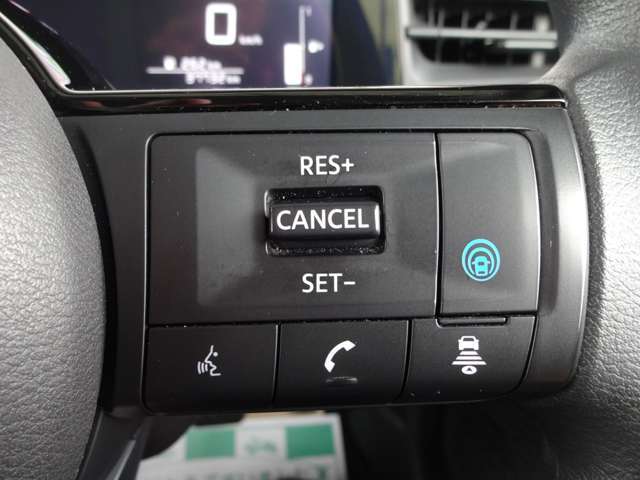 プロパイロットスイッチ！速度を設定するとアクセルを踏んでなくても走ります。高速道路等の運転に便利な機能です。