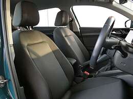 クオリティの高いシートを採用するのは、Audiのクルマづくりの哲学のひとつです。特に座り心地が重要です。体の大きなドイツ人が座っても頑丈な耐久性があります。。しかも肌触りも良く高級家具のようです。