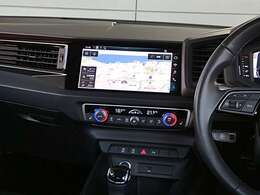 ●スタイリッシュで機能的なアウディらしさを表現するインテリア。室内を横に広く感じられるよう設計されたダッシュボード周りです。