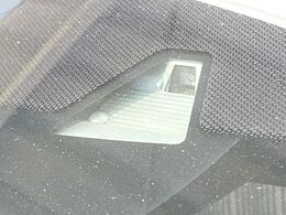 【ホンダセンシング】走行中に前方の車両等を認識し、衝突しそうな時は警報とブレーキで衝突回避と被害軽減をアシスト。より安全にドライブをお楽しみいただけます。