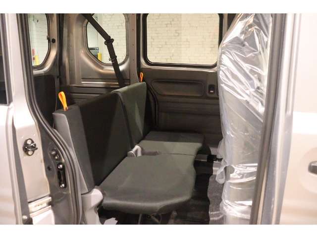 頭上や肩まわりの余裕を確保しながら、大人が乗っても広々。シートアレンジが自由で家族や仲間と遠出をしたり、荷物を気にせず買い物をしたり。毎日のくらしに、新しい可能性を広げます。