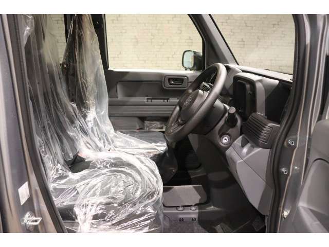 良好な視界とスムーズな乗り降りを実現した運転席。運転席はアイポイントを高くし視界良好です。体格に合わせてシートの位置をきめ細かく調節できるので、いつでも最適な運転姿勢をキープ。操作も軽く、ラクラクです