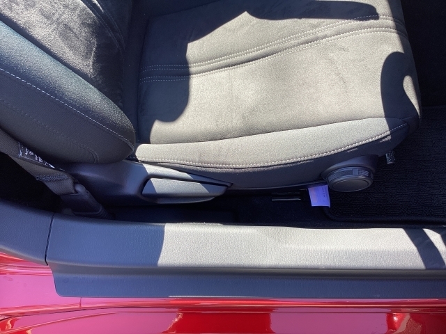 運転席にはドライバーの体型や好みに応じて前後方向だけでなく、高さの調整ができるシートリフターを装備！