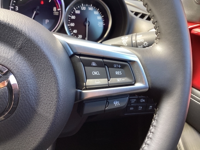 【全車速レーダークルーズ装備】0km～115kmまで前方を走行する車両に全車速域で追従走行します。ステアリングのスイッチの操作で車間距離やスピードの設定が出来、ストレスなく長距離ドライブが楽しめます。