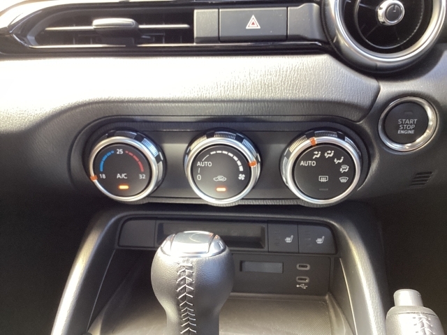 大きなダイヤルとスイッチで運転しながらの操作がしやすいフルオートエアコンを装備しております。温度設定で常に快適な空調コントロールを致します。