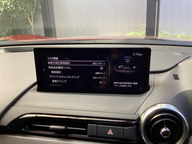 車線から逸れないようステアリングをアシスト♪車両が車線を踏み越えそうであると判断すると、ステアリングの振動・ビープ音により警告。ドライバーの素早い回避操作をサポート致します。