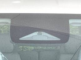 【ホンダセンシング】走行中に前方の車両等を認識し、衝突しそうな時は警報とブレーキで衝突回避と被害軽減をアシスト。より安全にドライブをお楽しみいただけます。