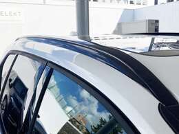 グロッシーブラックのインテグレーテッド・ルーフレール