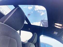 天井には電動パノラマ・ガラス・サンルーフを装備　フレッシュエアーを取り入れるには最適の装備です。