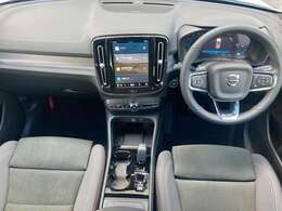 インテリアは、肌触りの良いスウェードテキスタイルと、感触の良い先進素材であるマイクロテックを組み合わせたチャコール色のコンビネーションシートでございます。