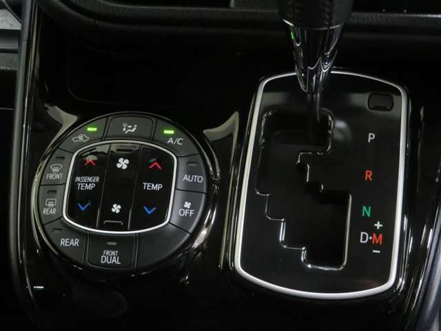 左右独立オートエアコンで夏も冬も快適な車内空間を。