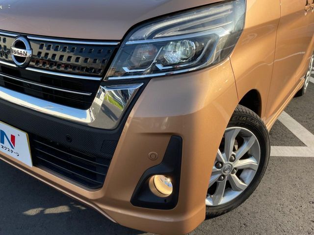 【LEDヘッドライト】悪天候や夜間走行時も良好な視界を確保し安心して運転できる高輝度LEDヘッドライトを装備！点灯速度が早く、消費電力も抑えられています。
