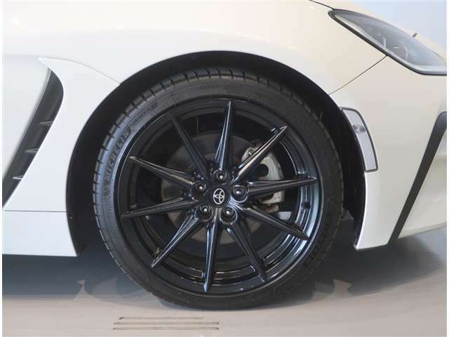 純正のアルミホイール装着車です。タイヤサイズは215/40R18です。