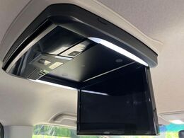 【リヤエンターテインメントシステム】後席にお座りの方も大満足の、人気メーカーオプションを装備。専用の音響システムと、大画面のモニターで移動中もDVD等をお楽しみいただけます。