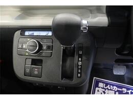 ステアリングホイールからスムーズに持ちかえられるインパネシフトを採用。シフトノブをコンパクト化し、女性でも操作しやすいサイズです