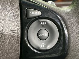 【クルーズコントロール】高速道路もラクラク走行。アクセルを離しても一定速度で走行ができ、長距離運転時の負担を軽減！加速・減速も簡単なスイッチ操作で調整できます。
