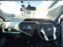 インパネはシンプルなデザイン。各操作スイッチなども使いやすい位置に配置されていますよ。