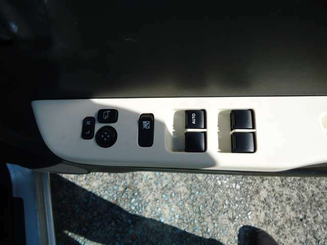 電動格納ミラーはボタンひとつでミラーが折りたためます。狭い駐車場などで、周りにぶつかる心配が減るうれしい装備です♪