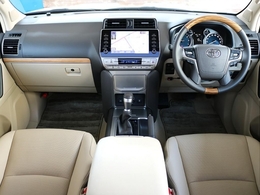 車内は高級感のある本革シートにベージュ内装！これだけ綺麗だと最初の内は使うのも気が引けそうです、、、