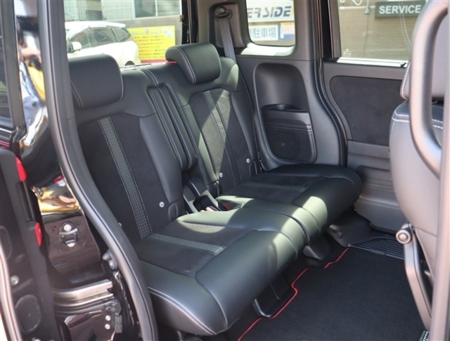 お車選びをお楽しみ頂けるよう、在庫車の展示スペースを十分に確保しております。