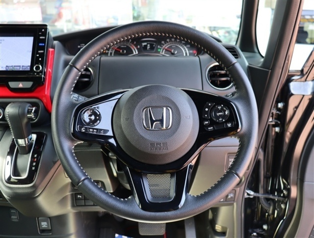 【車屋】として、長く車業界に従事した経験豊富なスタッフが多数在籍しております。