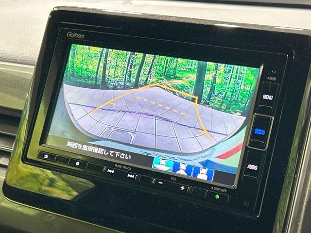 【バックカメラ】駐車時に後方がリアルタイム映像で確認できます。大型商業施設や立体駐車場での駐車時や、夜間のバック時に大活躍！運転スキルに関わらず、今や必須となった装備のひとつです！