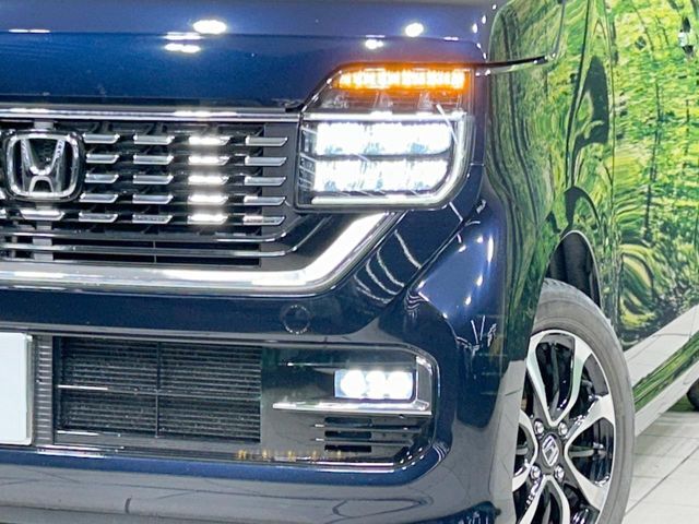 【LEDヘッドライト】悪天候や夜間走行時も良好な視界を確保し安心して運転できる高輝度LEDヘッドライトを装備！点灯速度が早く、消費電力も抑えられています。
