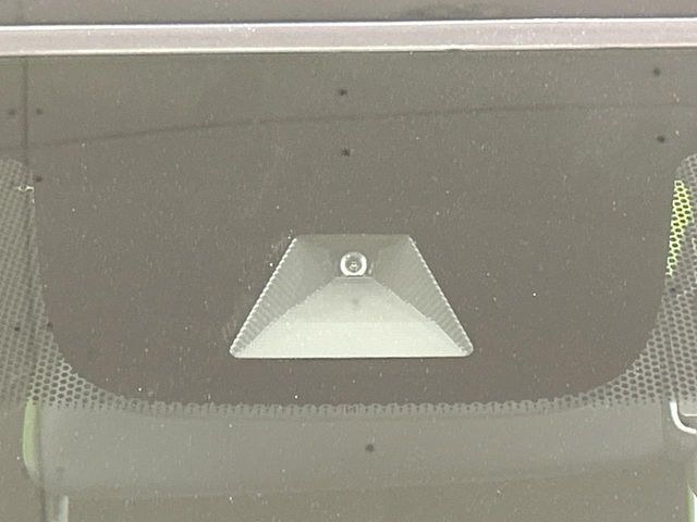 【ホンダセンシング】走行中に前方の車両等を認識し、衝突しそうな時は警報とブレーキで衝突回避と被害軽減をアシスト。より安全にドライブをお楽しみいただけます。