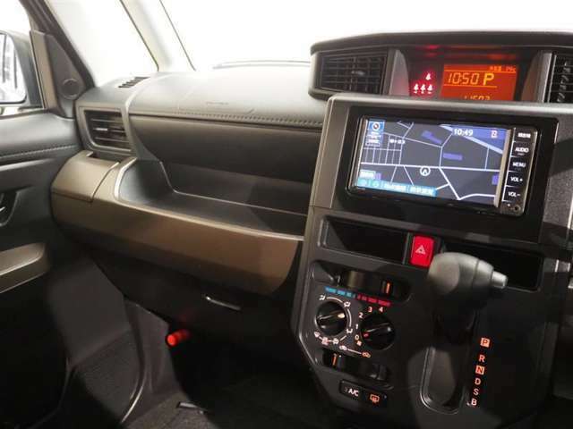 マニュアルエアコンの操作部が前席の真ん中にあるので、運転席からも助手席からも操作しやすいです。