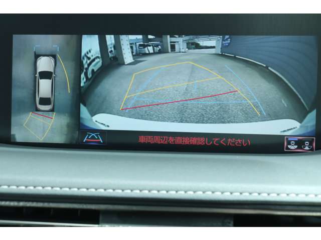 【パノラミックビューモニター】専用のカメラにより、上から見下ろしたような視点で360度車の周囲を確認することができます。死角や狭い場所での切り返し、駐車もスムーズに行えます運転が苦手な方でも安心です。