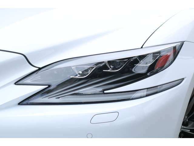 【3眼LED】スタイリッシュな見た目の三眼LEDヘッドライトを装備。夜間の走行や悪天候でも視界良好で安心してお乗りいただけます。