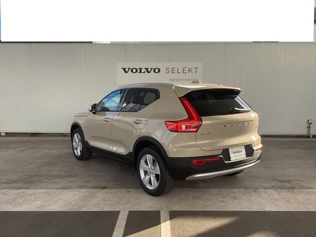 XC40はもともとショート＆トールなディメンションなので山坂道などで旋回速度が上がるとちょっとロールが増える傾向ですがハンドリングは軽快そのものでパワートレインも十二分にパワフルな設定です