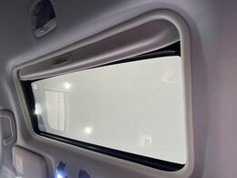 【サンルーフ】開放感たっぷりの希少装備、サンルーフが装着されています！車内に明かりを取り入れたり景色を楽しむ以外にも、車内の空気も簡単に換気できて快適です！