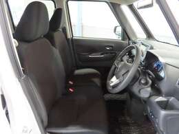 大きなベンチシートで足元もヒロビロ■大型シートで座り心地は快適♪中央にはアームレストが付いてゆったりドライブ♪　シートヒーター（運転席＆助手席）装備(*^-^*)