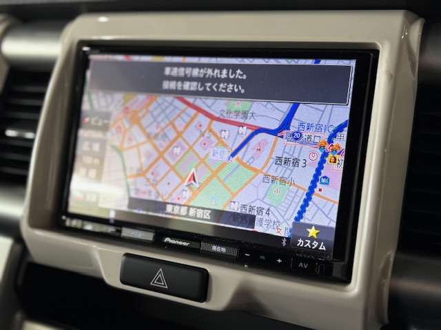 8インチサイズのナビが付いています。