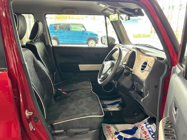 シートの配置や適切な操作性の確保により、運転時の疲労を低減します